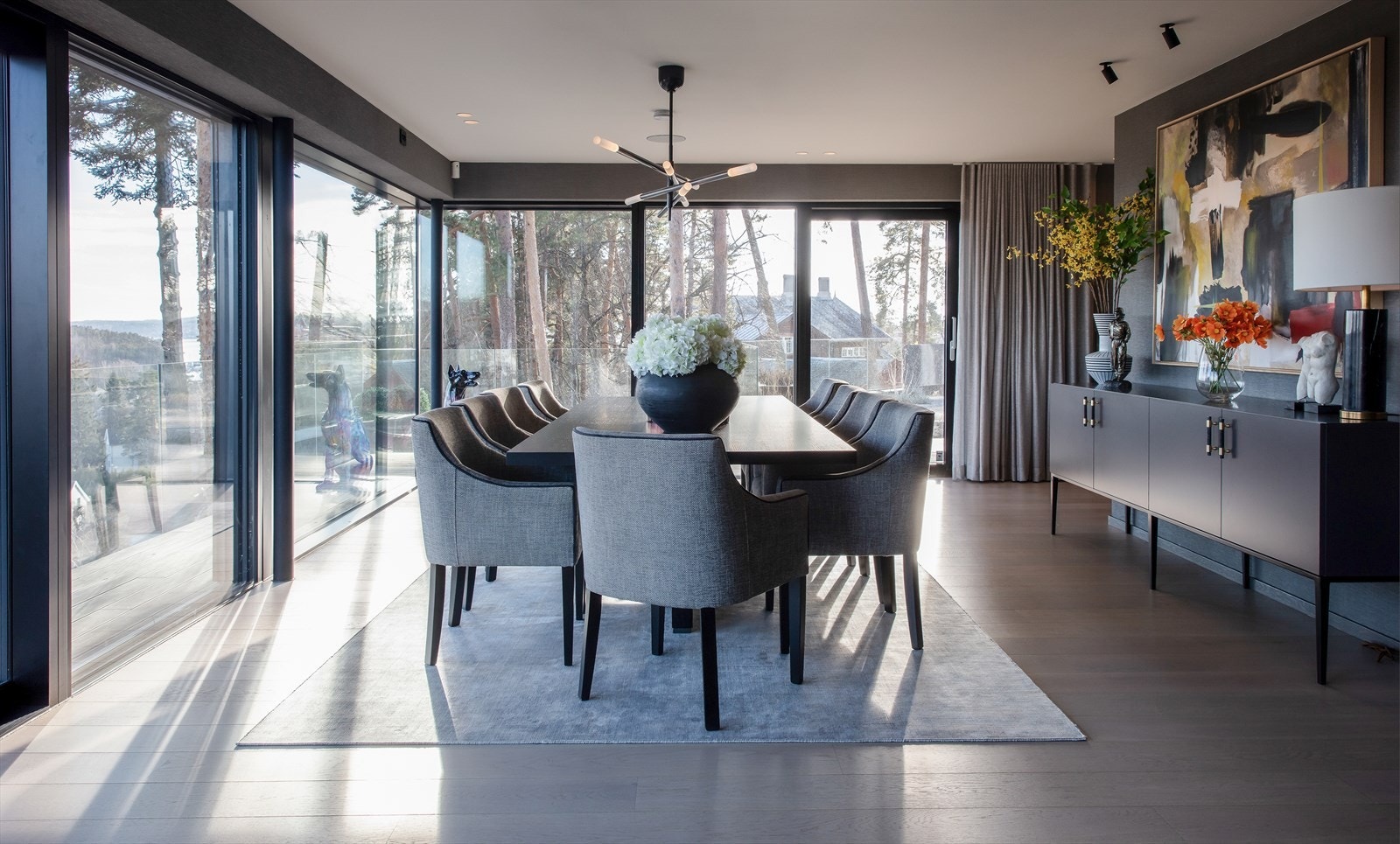 Store vindusflater i sydlig og vestlig retning slipper inn godt med naturlig lys og skaper en luftig atmosfære i boligen. Galleribilde