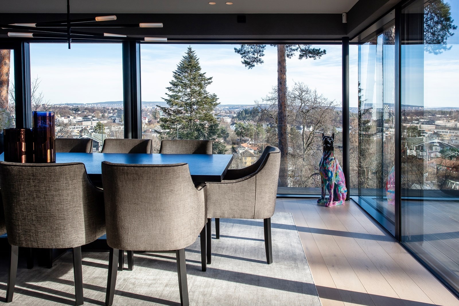 Det er enestående utsikt fra stuen og den oppleves som hjertet av boligen. Galleribilde