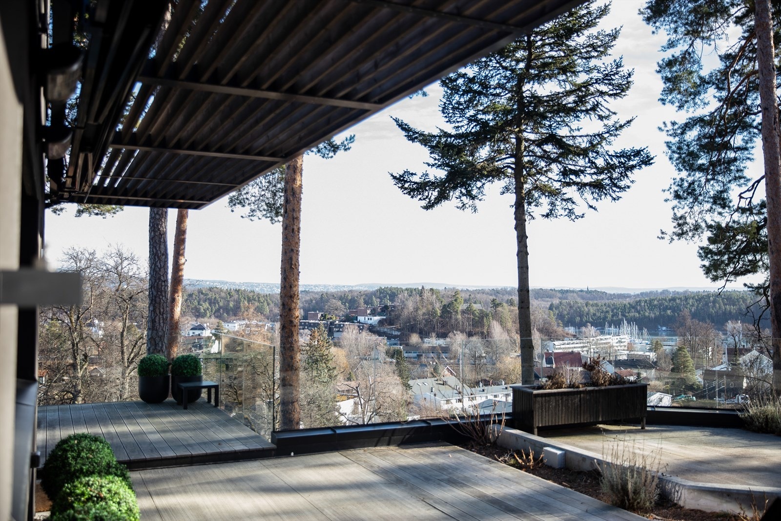 Betongen på garasjetaket magasinerer varmen og holder på temperaturen til sent om kvelden og er deilig å gå på. Rissene er laget for å føre vekk vann og unngå sprekkdannelse. Galleribilde