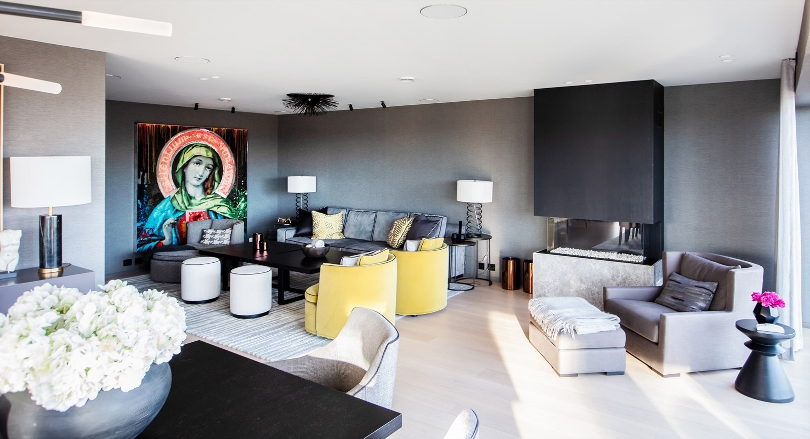 Innebygget anlegg fra Bang & Olufsen i alle rom med egne soner, deriblant to hjemmekino/surroundanlegg. Stuens blikkfang er en lekker gasspeis som bidrar til varme og hygge. Galleribilde