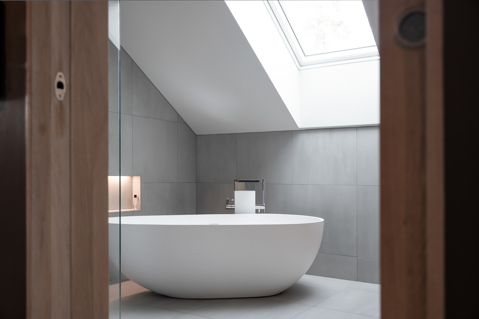 I boligens 2. etasje er det to romslige og delikate baderom. Galleribilde