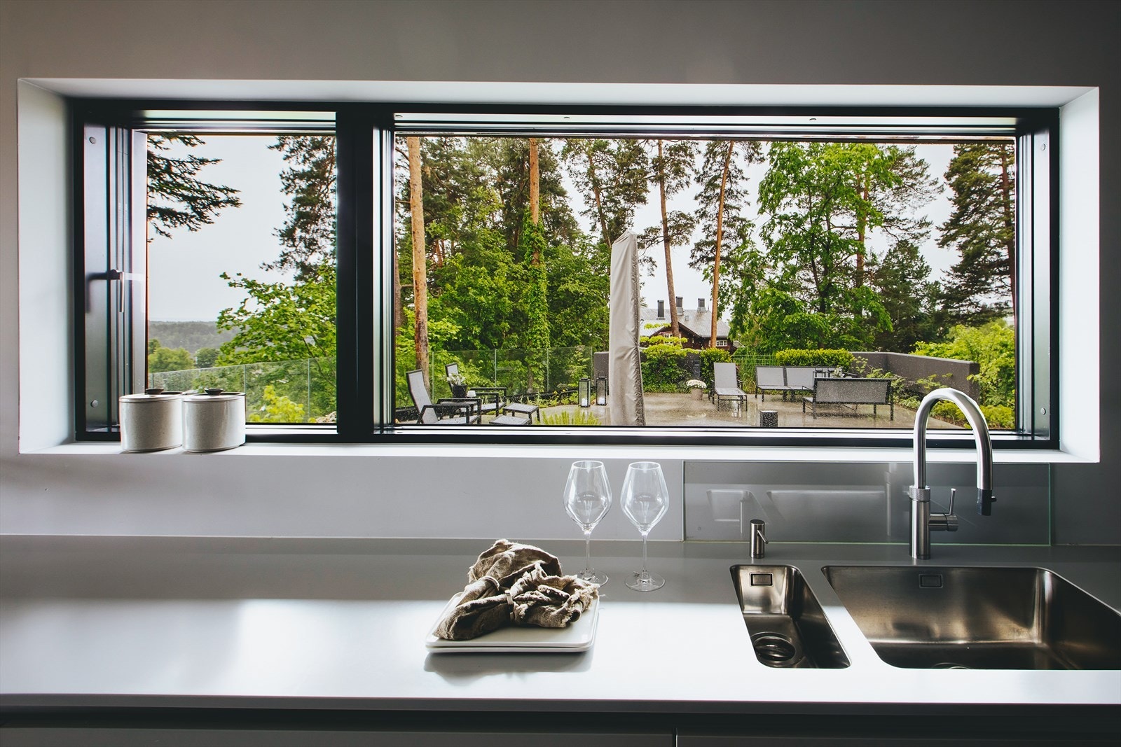 Utsyn mens man tilbereder mat. Galleribilde