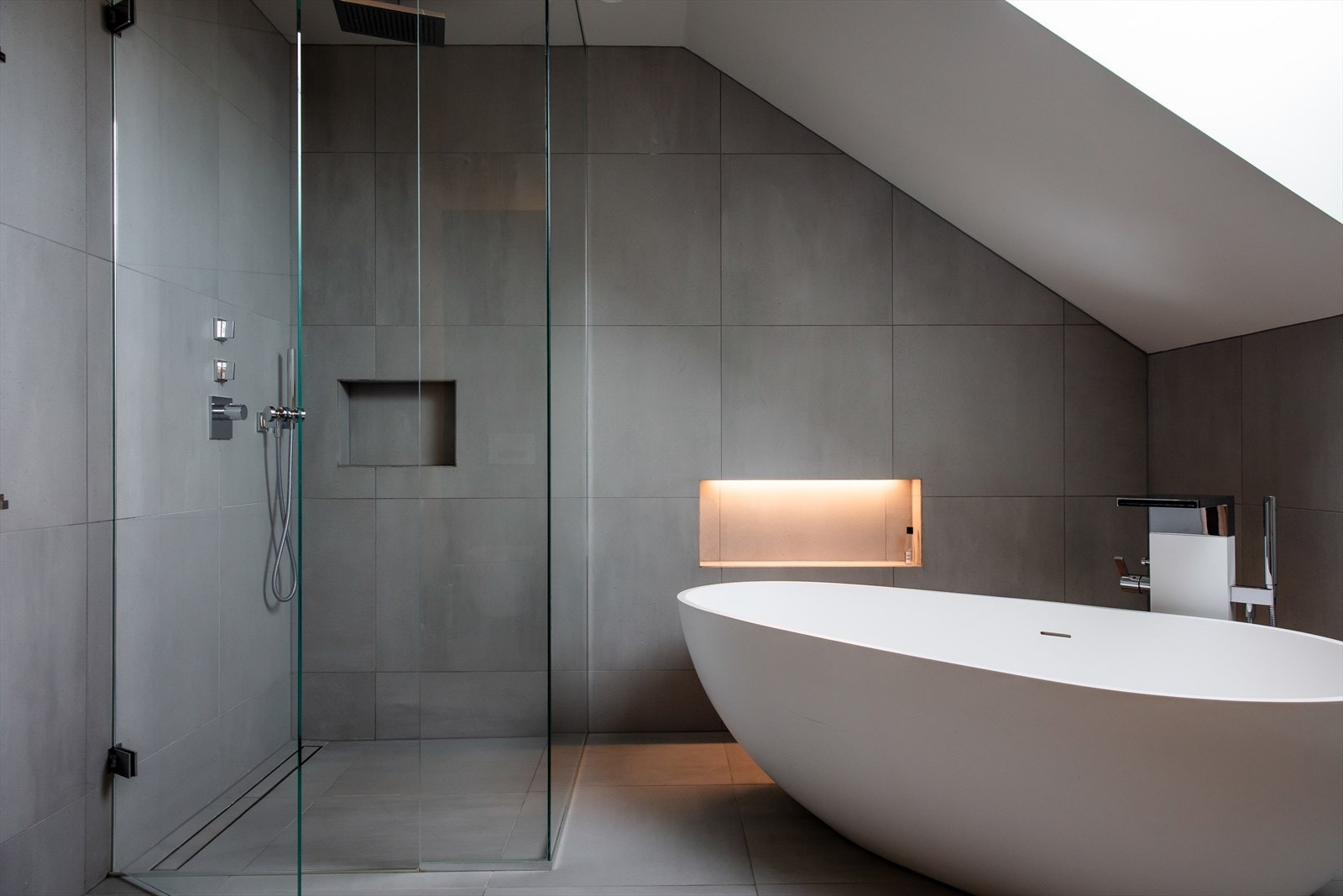 Det ene badet har et frittstående badekar fra Copenhagen Bath, og kartut fra Dornbracht. Det er lagt ekstra elektrisk gulvvarme for å holde gulvet varmt om sommeren, når vannbåren varme er av. Galleribilde