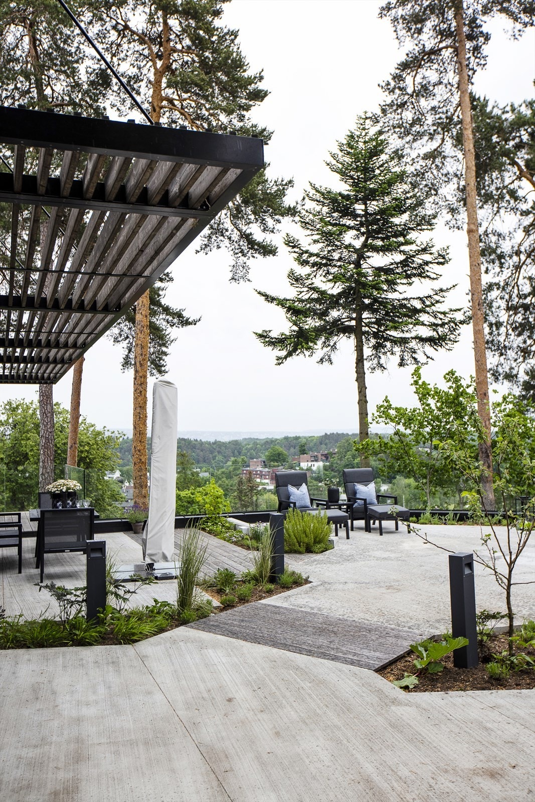 Sommerbilde av uteplassen. Galleribilde