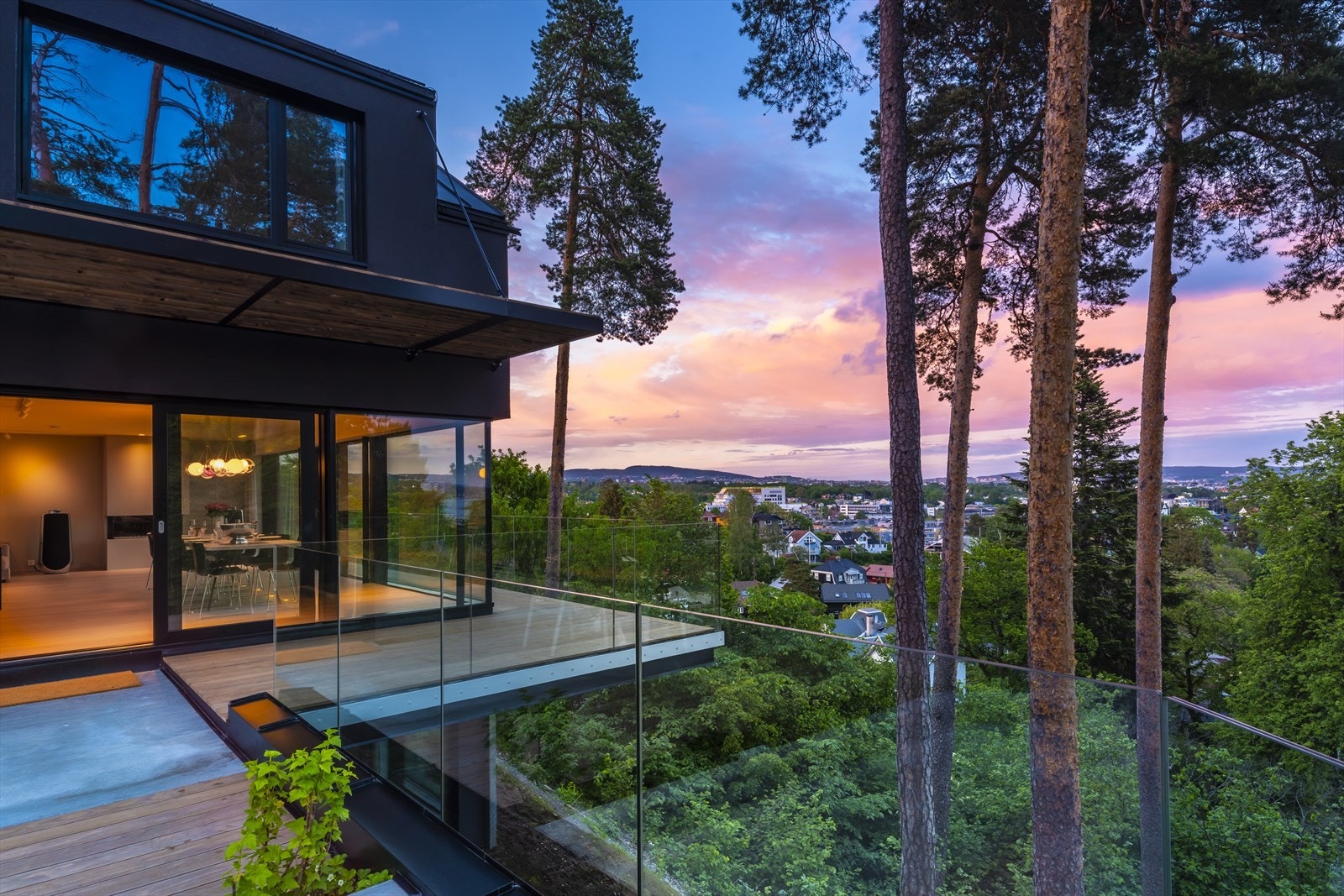 Velkommen til Ullernveien 7B. En meget påkostet og eksklusiv enebolig i flotte omgivelser. Galleribilde