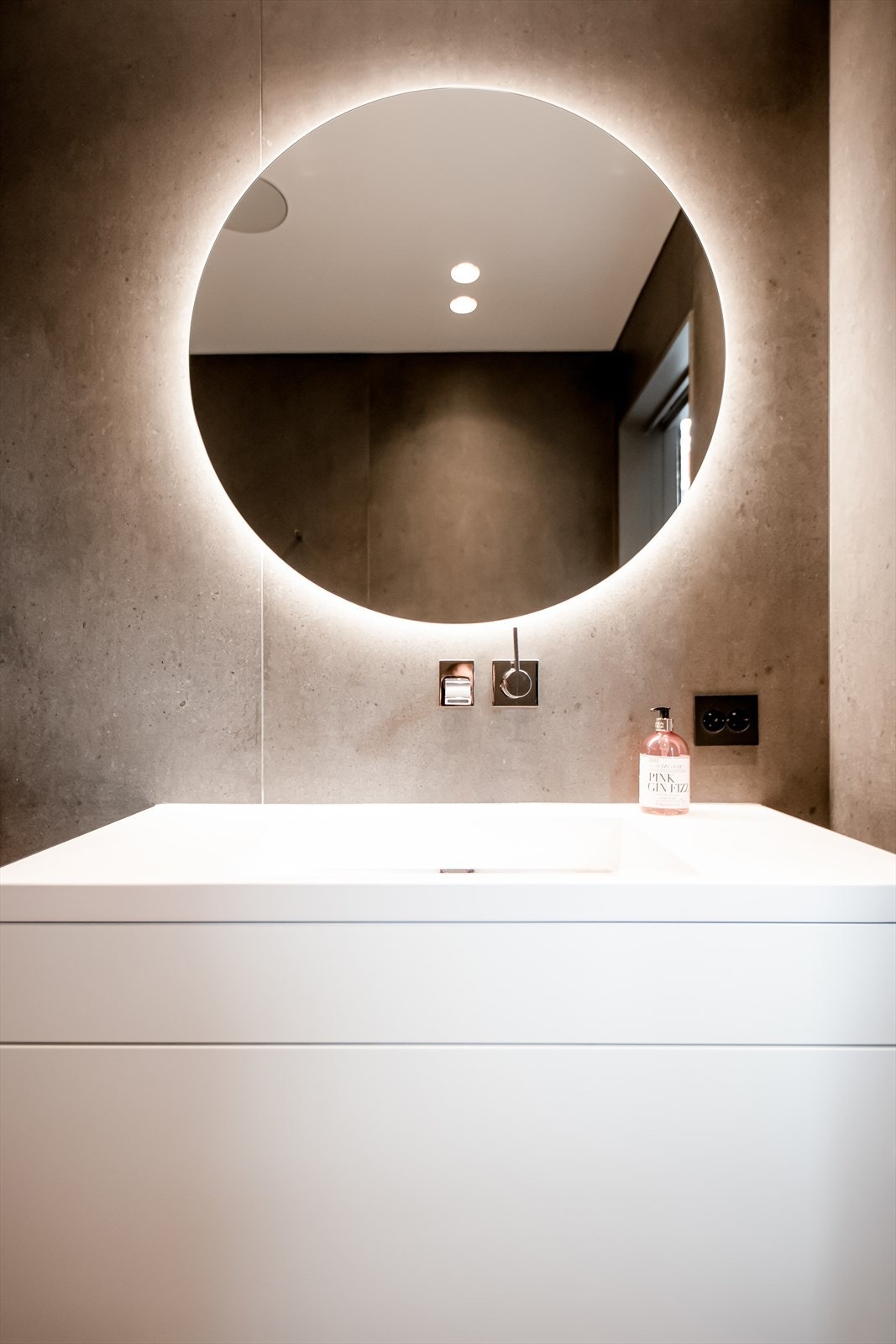 Bad i 1. etasje med Me by Starck toalett med duftavsug, speil fra INR, dusjhjørne med glassvegger, elektrisk håndkletørker og innebygget armatur fra Dornbracht. Galleribilde