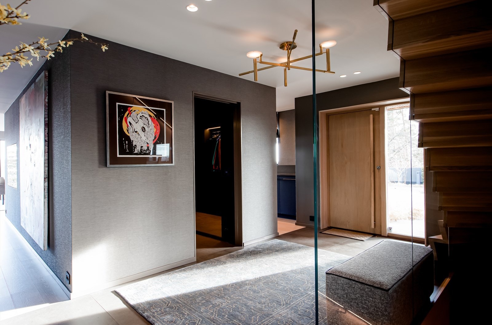 Innbydende entré med adkomst til garderoberom for å henge fra seg yttertøy. Galleribilde