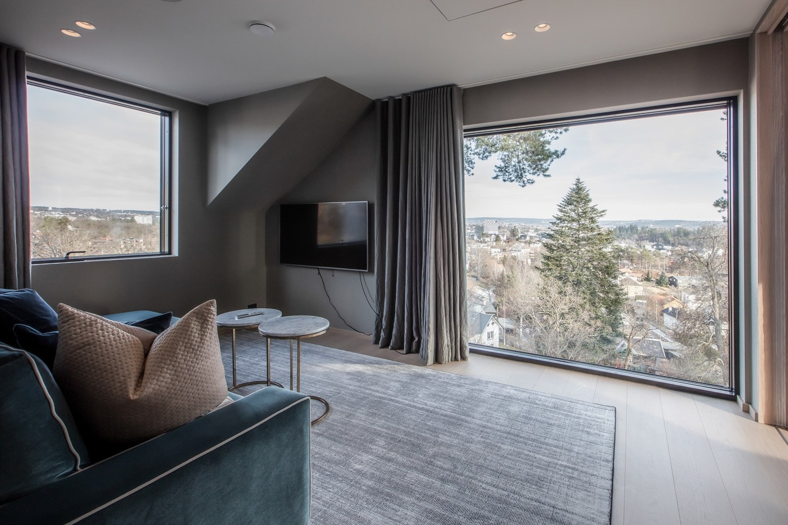 Romslig master-avdeling med stue/kontor, soverom, eget bad og walk-in. Fra stuen i master-avdelingen er det storslagen utsikt over landskapet gjennom store vindusflater. Galleribilde