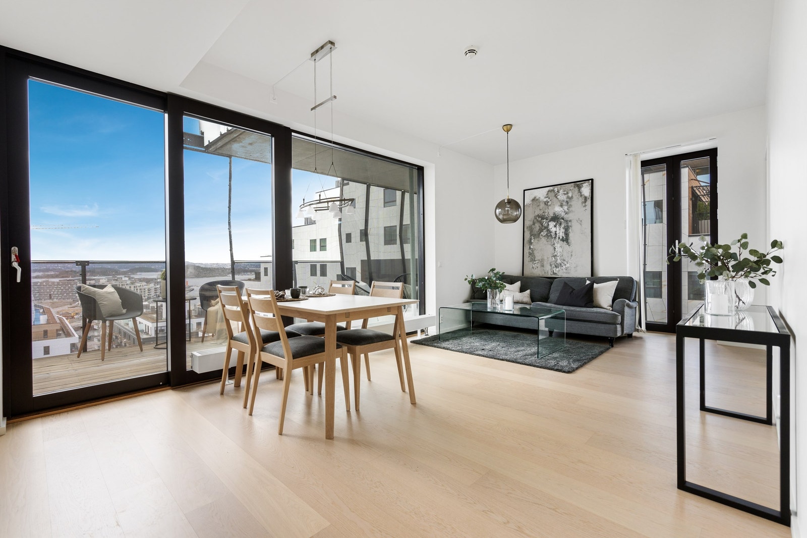 I stuen har man god plass til sittegruppe og mediemøbel. Fra stuen har man adkomst til leilighetens balkong. Galleribilde