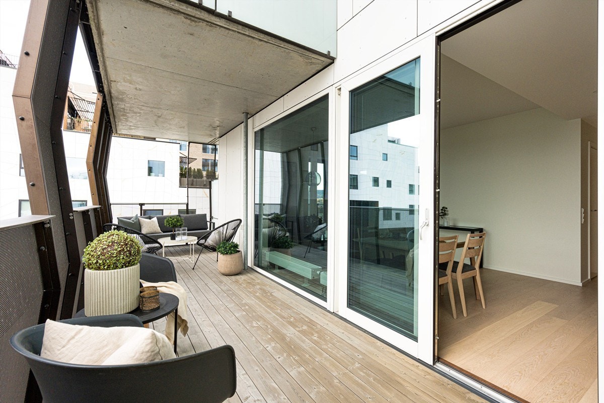 Stor balkong til sene sommerkvelder Galleribilde