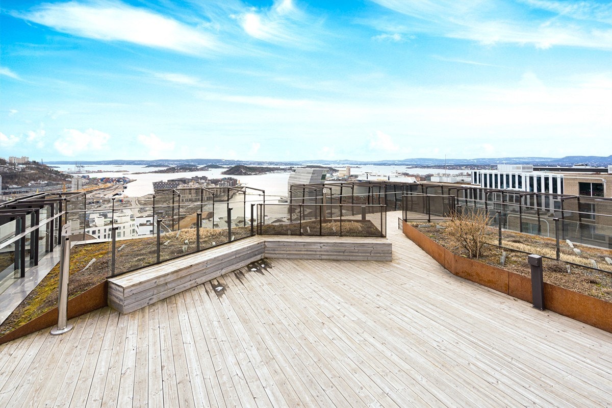 Felles takterrasse i 21.etasje med spektakulær utsikt over fjord og by! Galleribilde