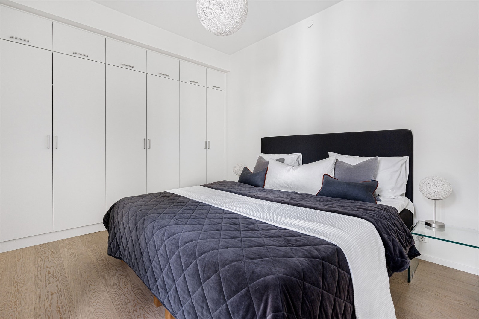 Meget romslig soverom med mye skapplass Galleribilde