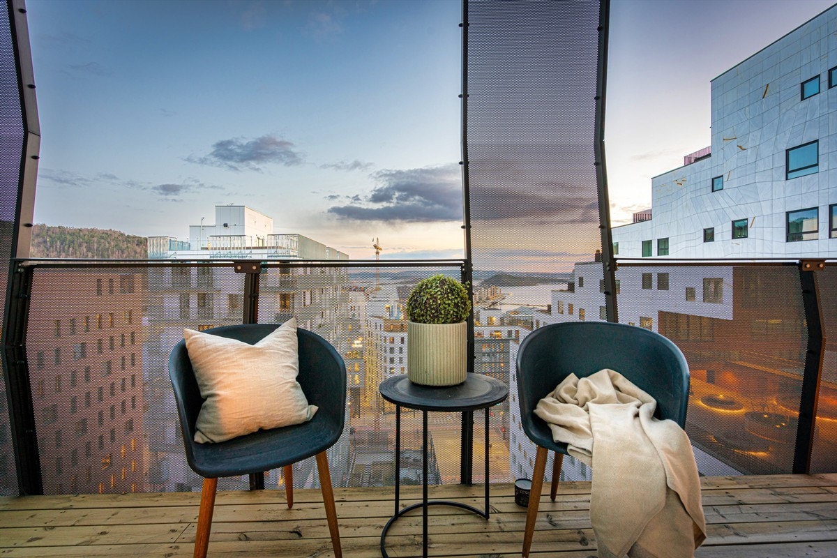 En fantastisk sydvendt balkong med unik utsikt Galleribilde