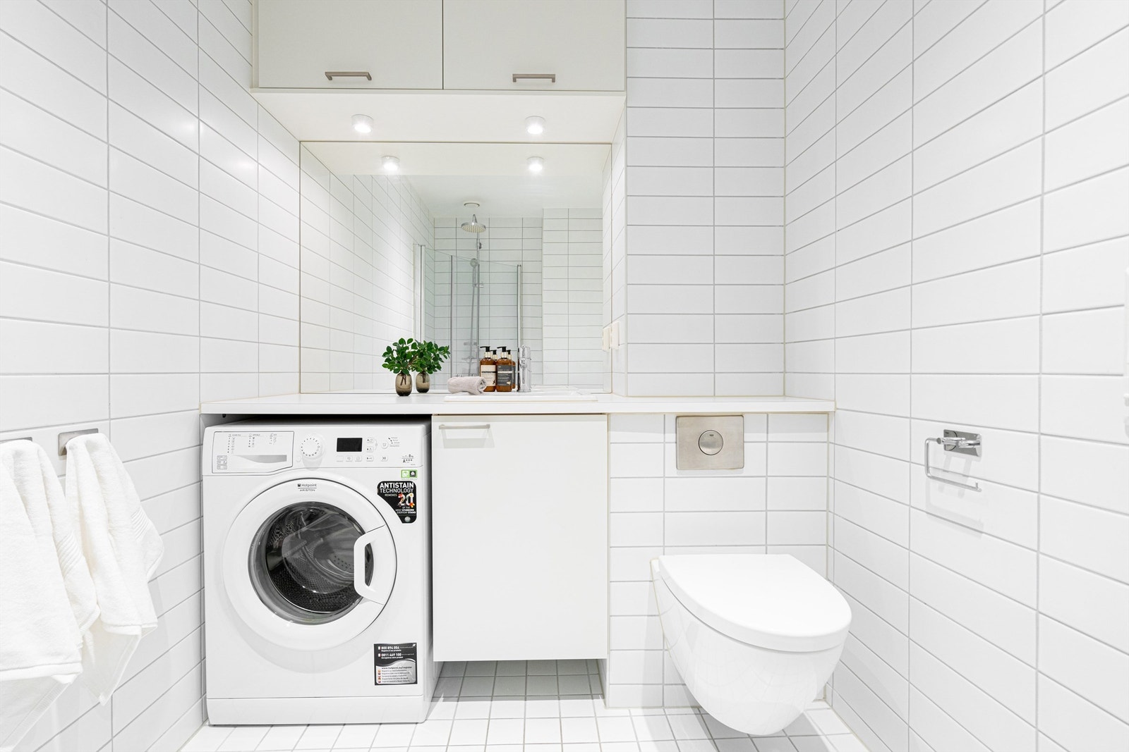 Vegghengt toalett og vaskemaskin under servant Galleribilde