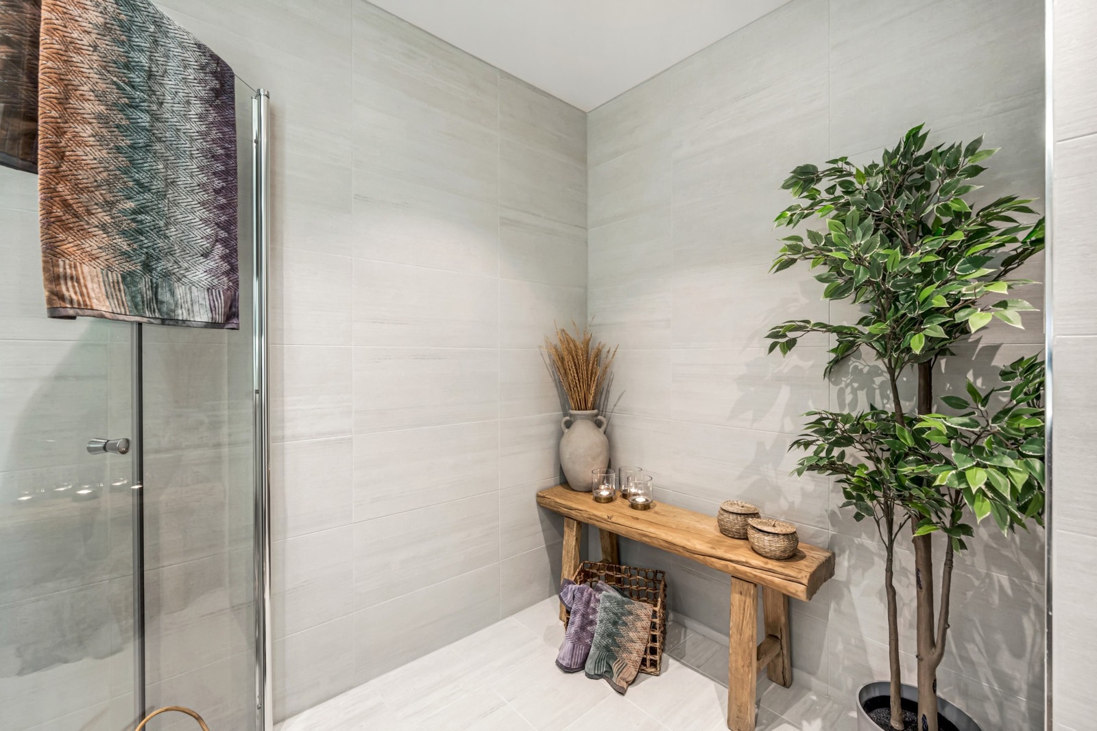 Badet er etablert i tidligere vaskerom, og vice versa, slik at badet nå er større enn originalt. Galleribilde