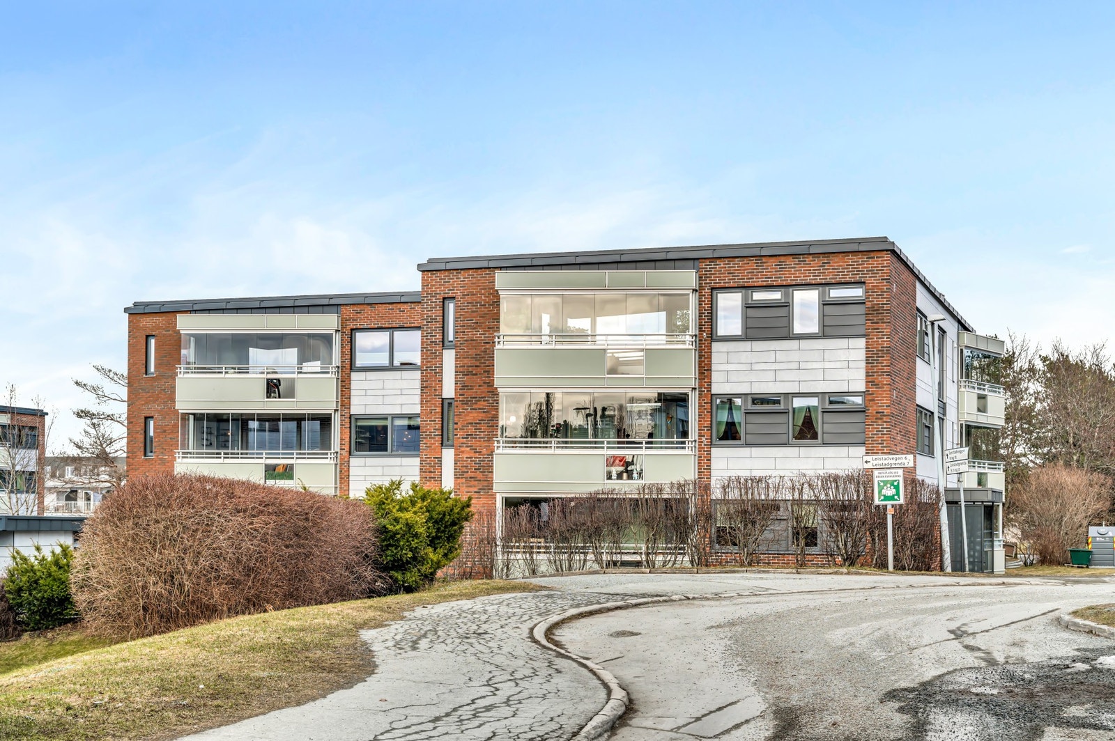 Fasade. Bygget ble renovert i 2018/2019 med bl.a etterisolering, nye vinduer/balkongdører, drenering m.m. Galleribilde