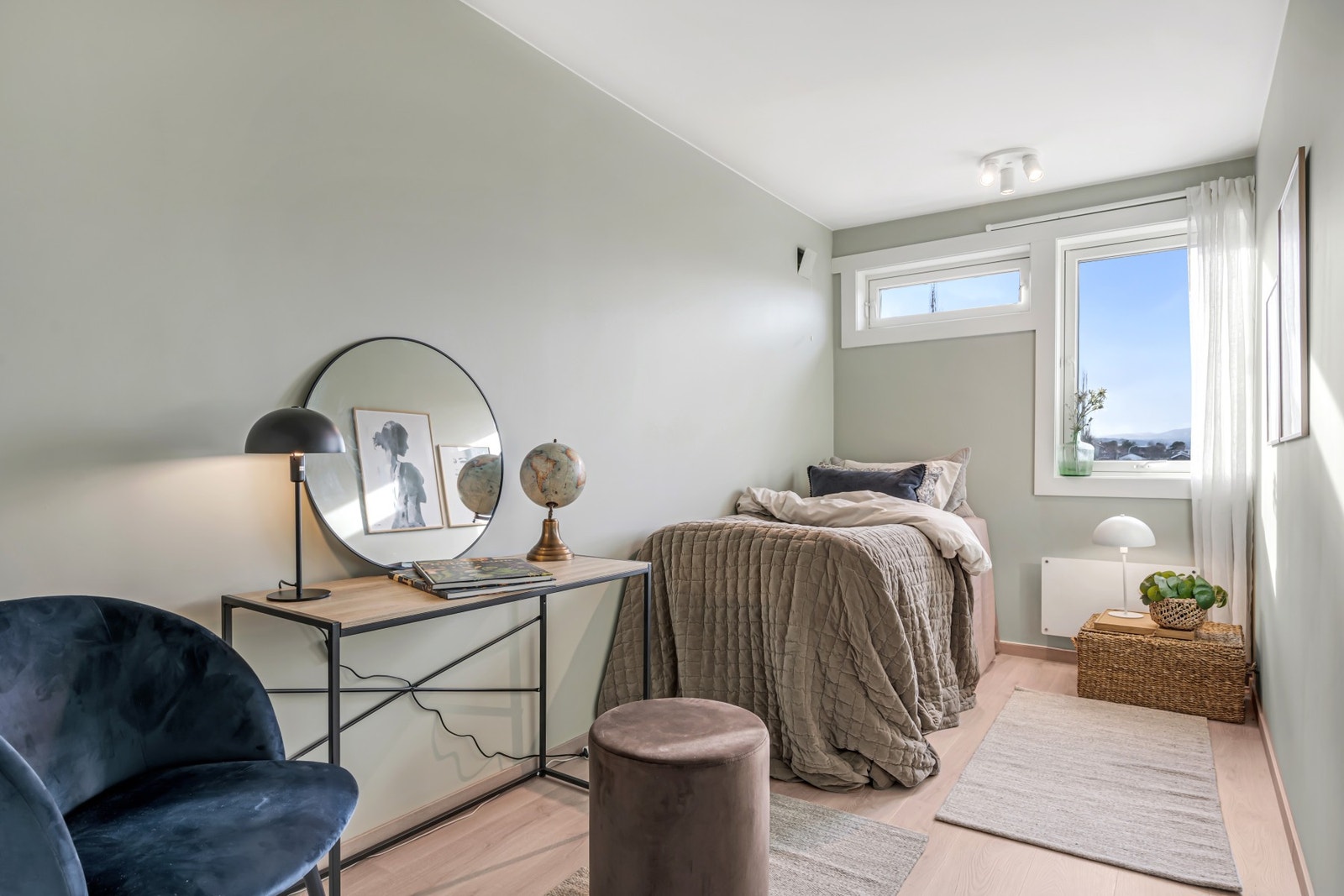 Soverom 2 er på ca. 8 kvm. Galleribilde