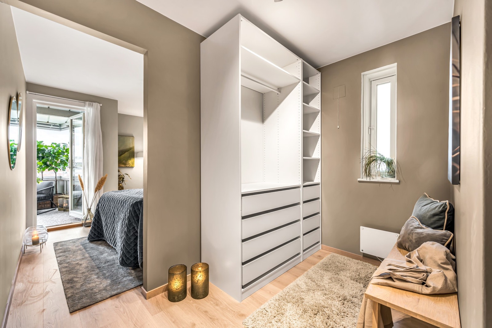 Eget omkledningsrom i tilknytning til hovedsoverom. Galleribilde