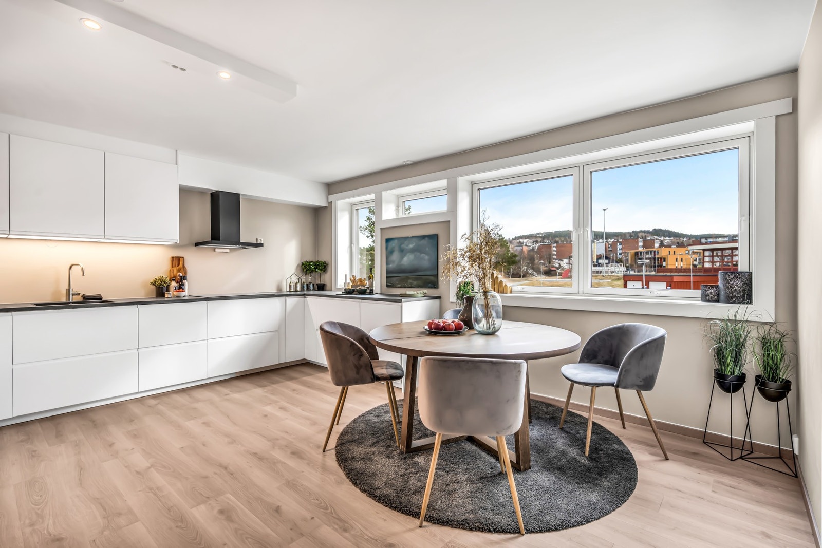 Det er valgt smakfulle løsninger med bl.a 1-stavs gulv, listfrie himlinger, rikelig med LED-spotter og tidsriktige farger på overflater. Galleribilde