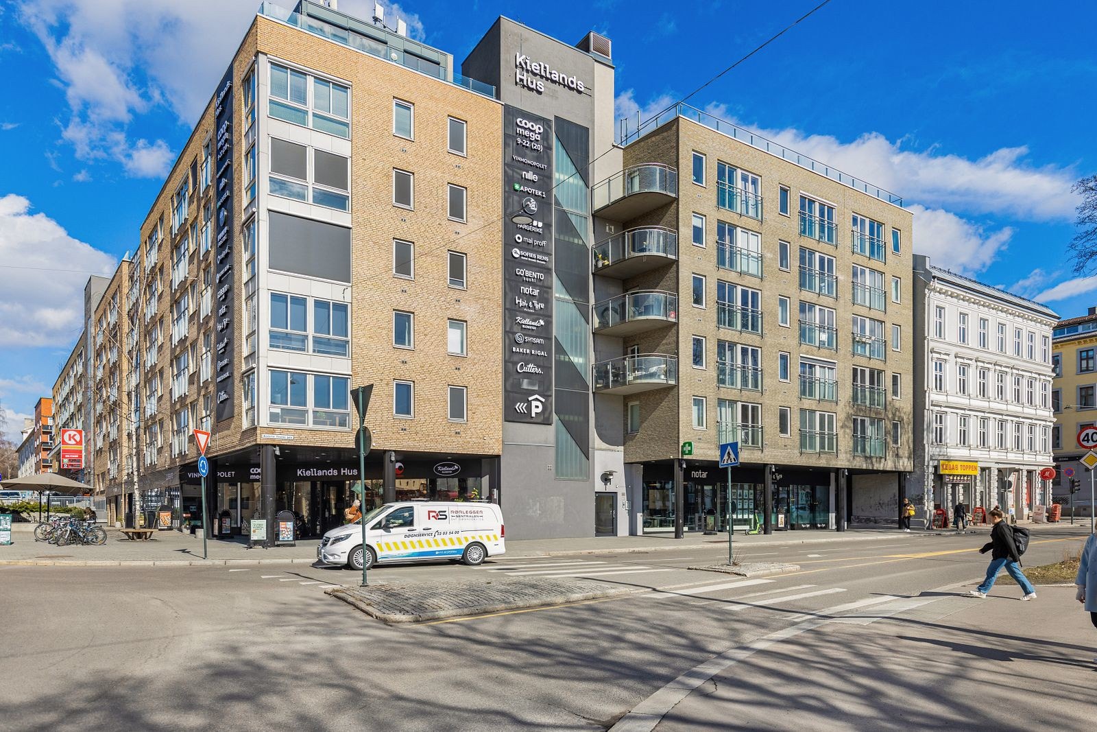 Rett ved Alexander Kiellands plass med godt utvalg av butikker og servicetilbud Galleribilde