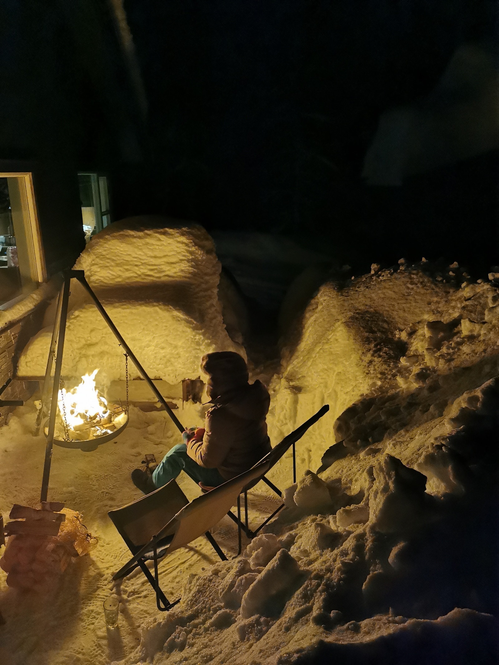 Bålpannekos i hytteveggen Galleribilde