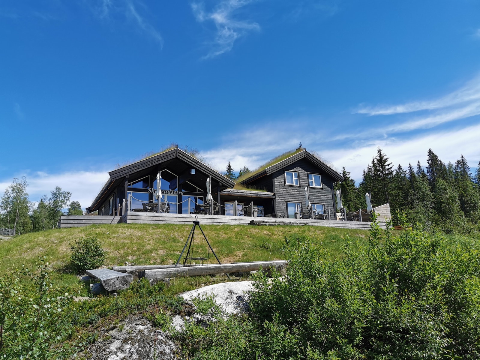 Skarrudsetra ligger på hyttefeltet. Servering med alle rettigheter og et usedvanlig gjestfritt vertskap. Her føler man seg virkelig velkommen Galleribilde