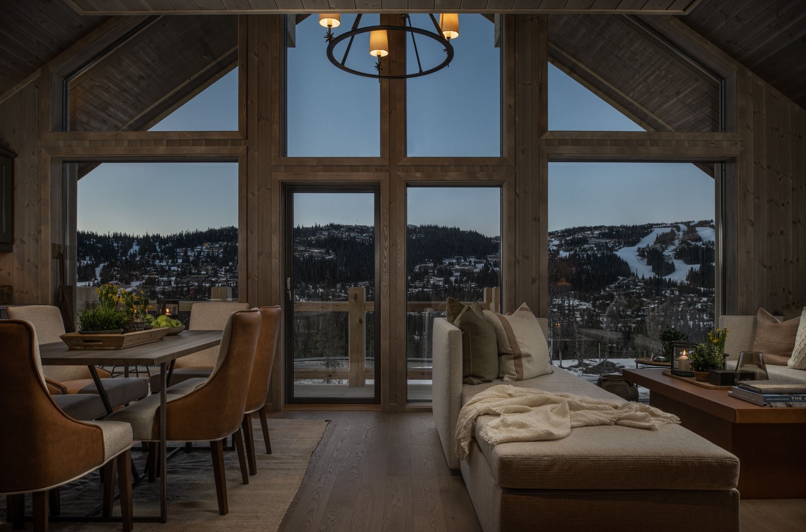 Fin utsikt over til Kvitfjell Vest Galleribilde