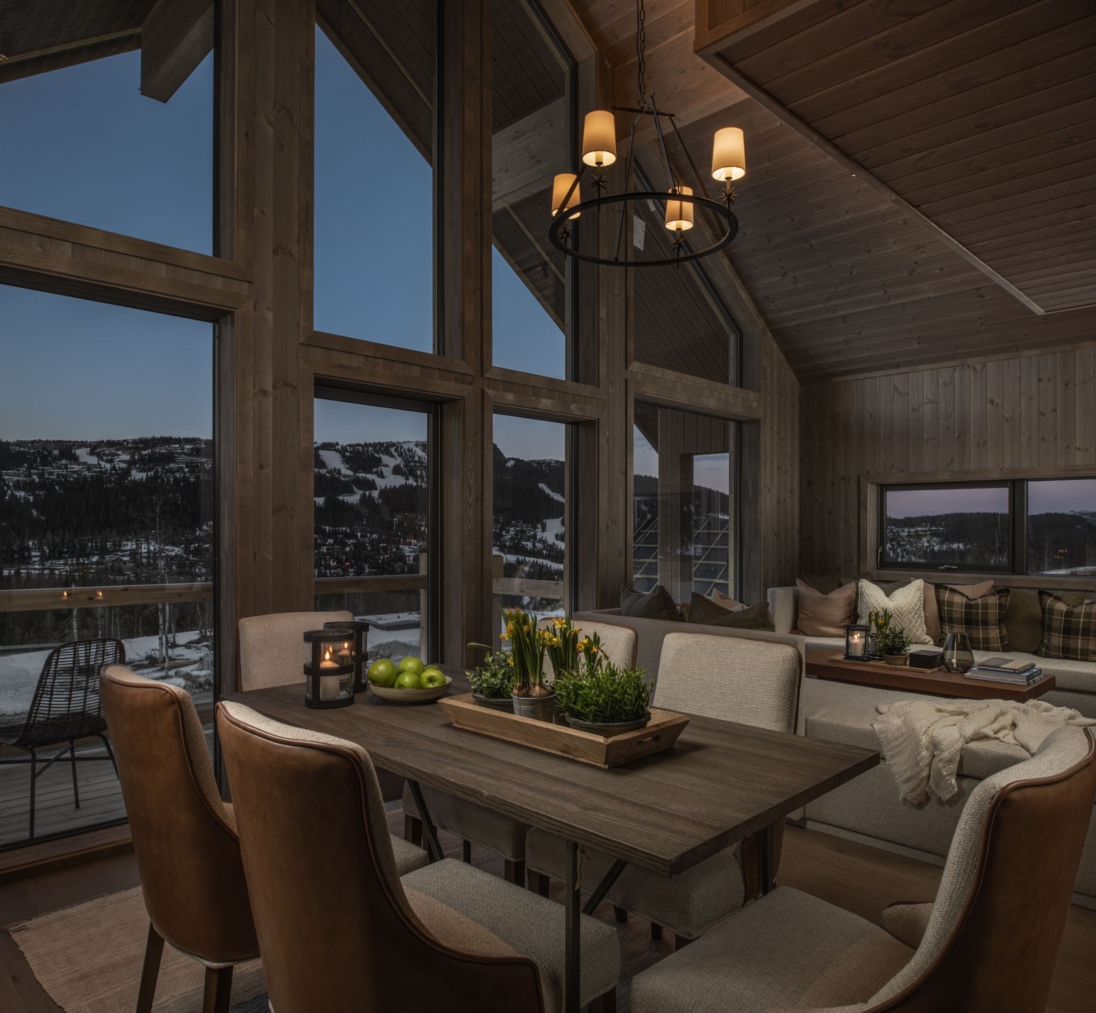 Store vindusflater og fin utsikt mot Kvitfjell Vest Galleribilde