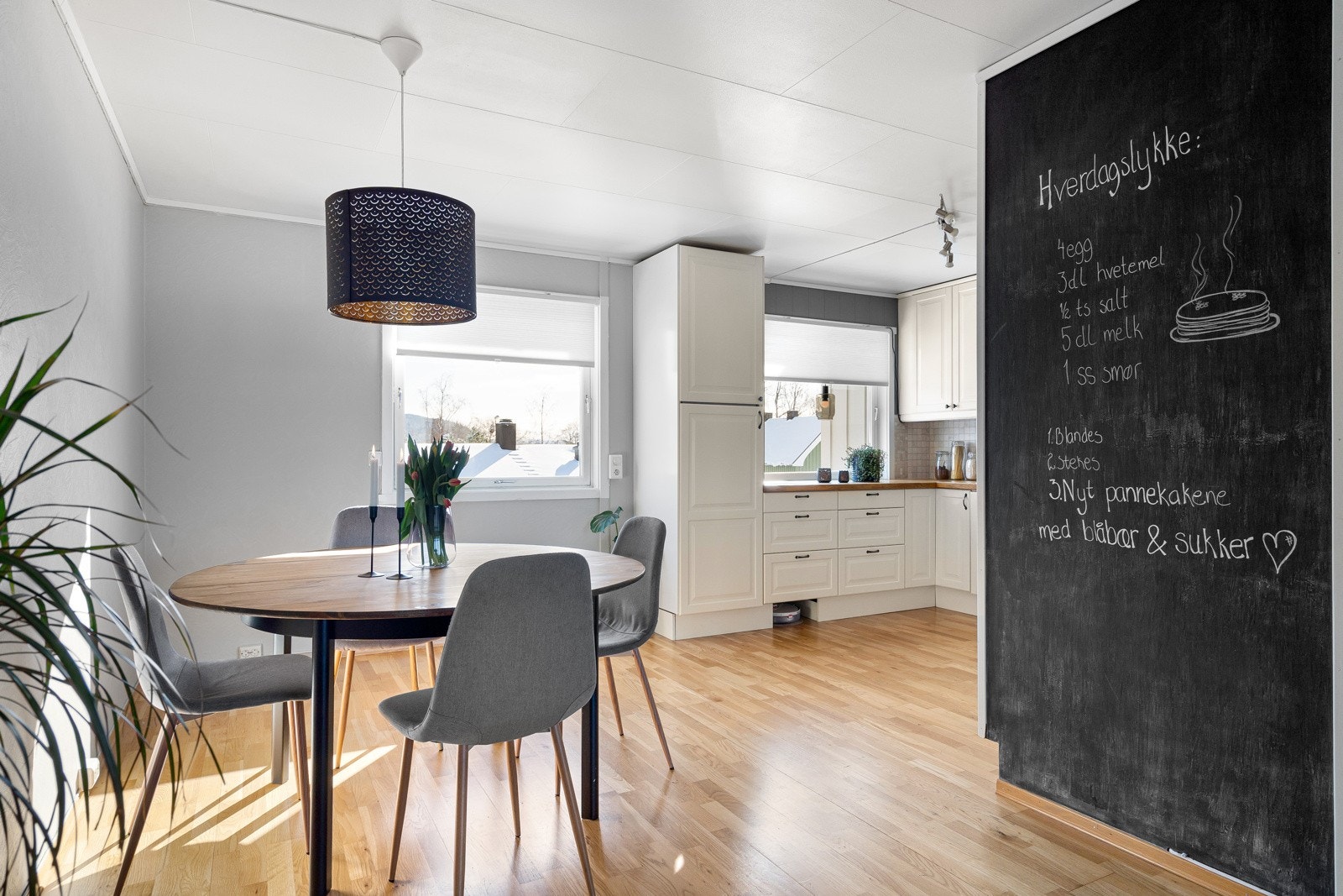 I tilknytning til kjøkkenet er det god plass separat spisebord Galleribilde