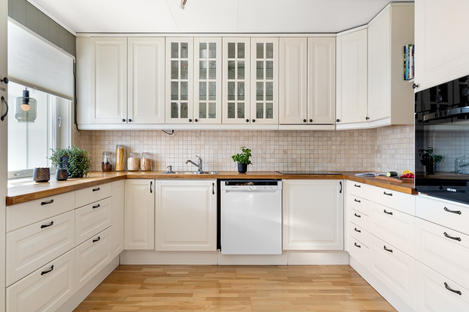 Av integrerte hvitevarer er det kjøleskap, stekovn og platetopp som medfølger handelen Galleribilde