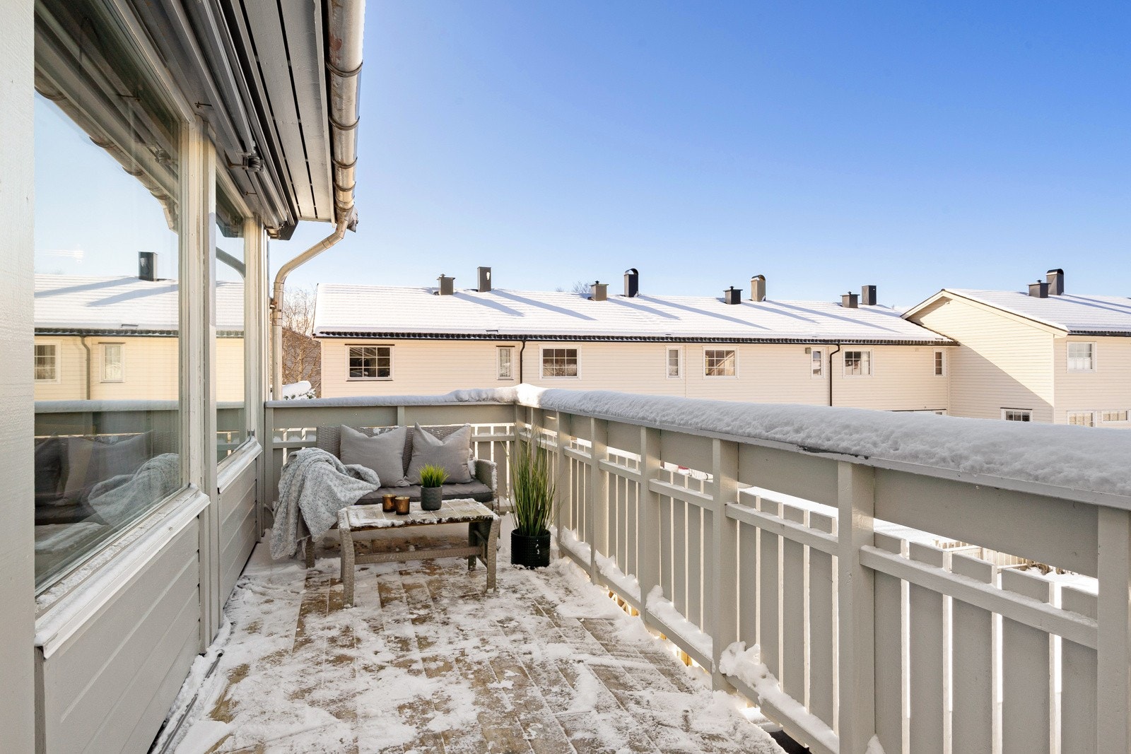 Fra stuen er det direkte adgang til en balkong på 8 m² med luftig utsikt og gode solforhold. Terrassebord og rekkverk er skiftet i 2020 Galleribilde