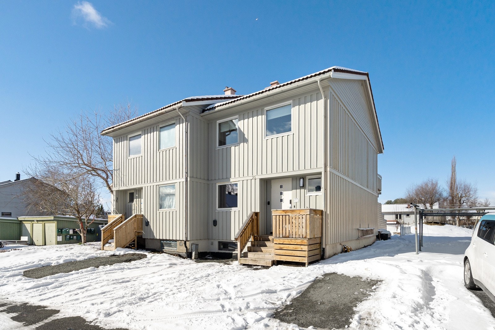 Velkommen til Bråmyra 25 - En innholdsrik vertikaldelt tomannsbolig på 157 m² BRA, med tilbaketrukket beliggenhet i et rolig og familievennlig boområde på Spongdal Galleribilde