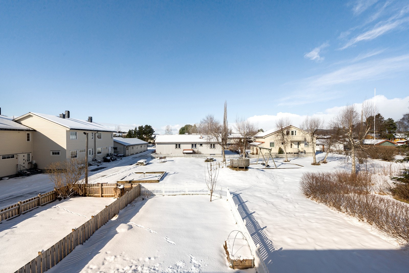 Fra terrassen er det adgang til en solrik hage Galleribilde