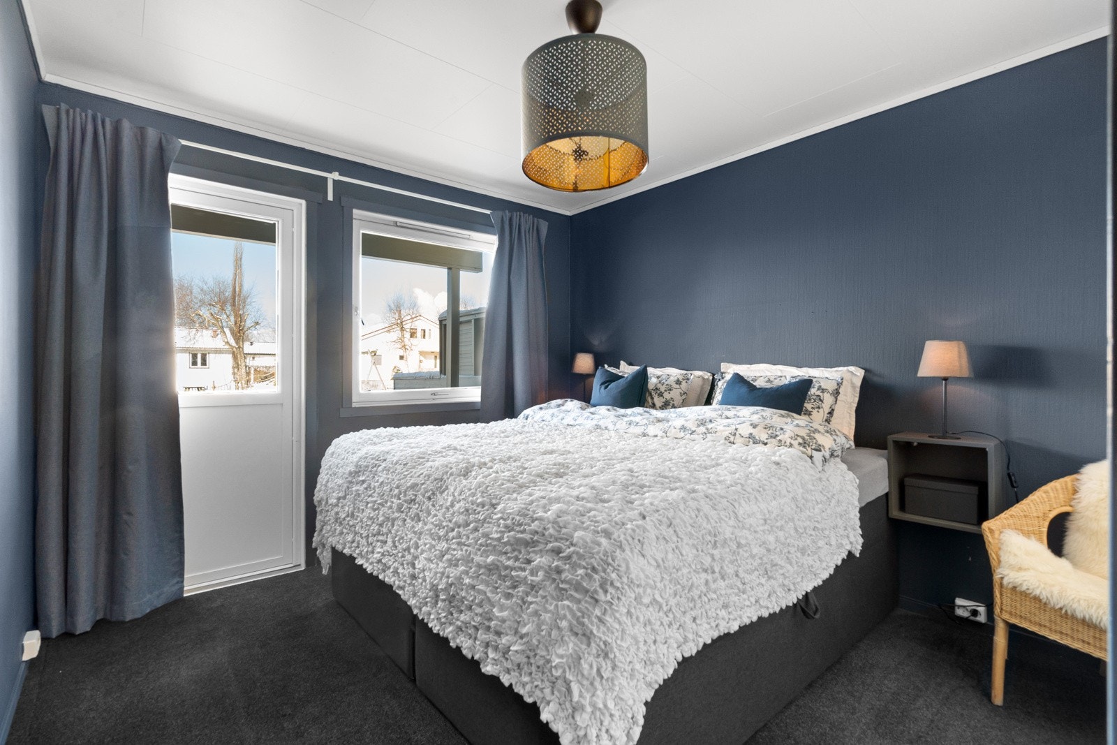 Boligens hovedsoverom er på 11,5 m² med god plass til dobbeltseng og tilhørende møbement. Det er stor skyvedørsgarderobe langs vegg, samt direkte adgang til en terrasse på hele 27 m² Galleribilde