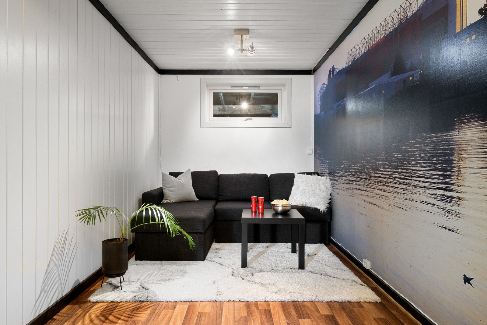 I boligens kjeller er det kjellerstue med varmekabler i gulv, soverom, vaskerom og en bod på 6,5 m² Galleribilde