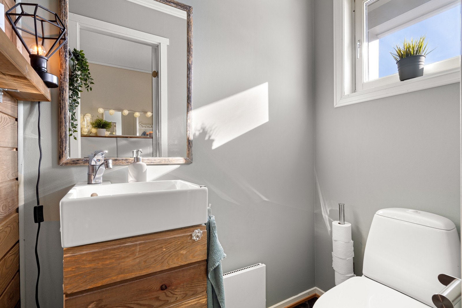 Praktisk, adskilt toalettrom i tilknytning til inngangspartiet Galleribilde