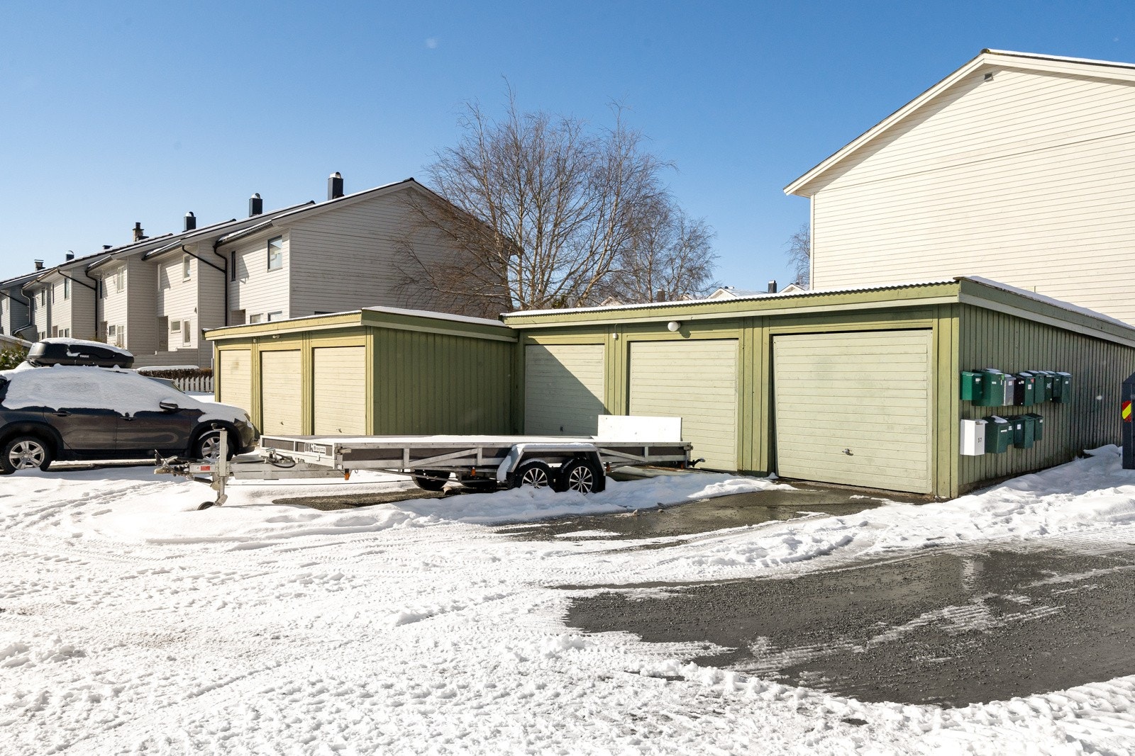 Med boligen følger også en parkeringsplass i garasje Galleribilde