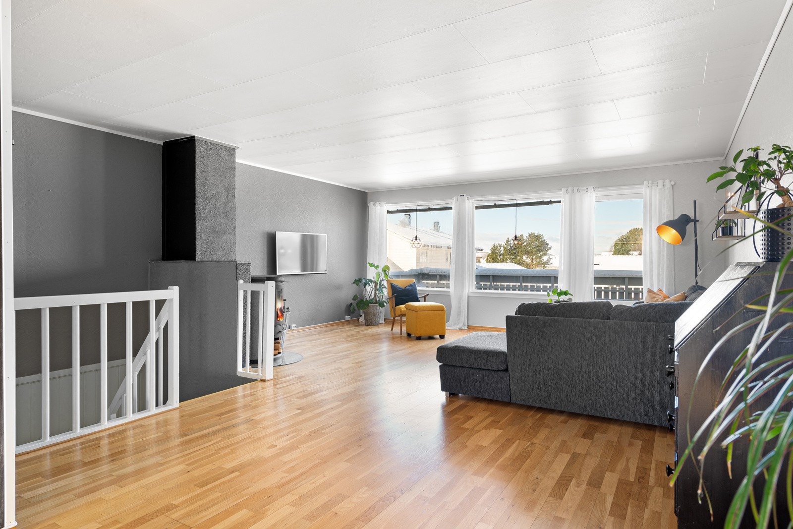 Stuen er både lun og luftig, med store vindusflater som lar dagslyset strømme inn Galleribilde