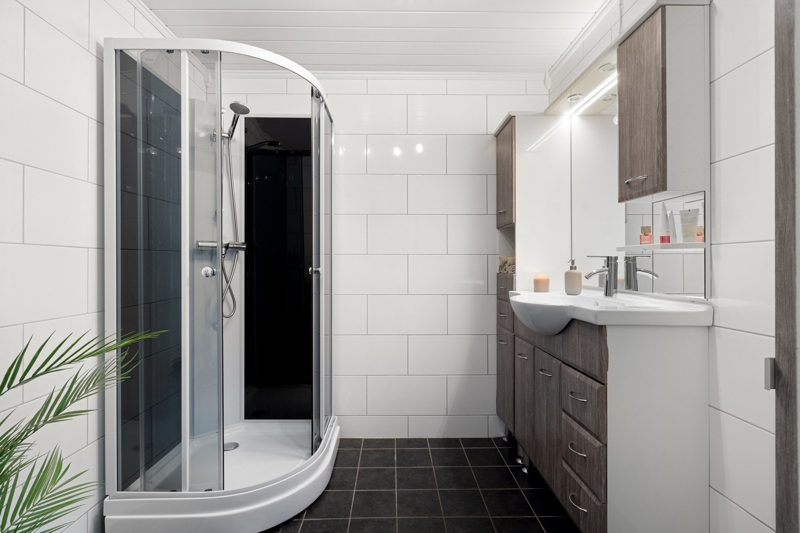 Lekkert, flislagt bad på 4,5 m² med varmekabler i gulv Galleribilde