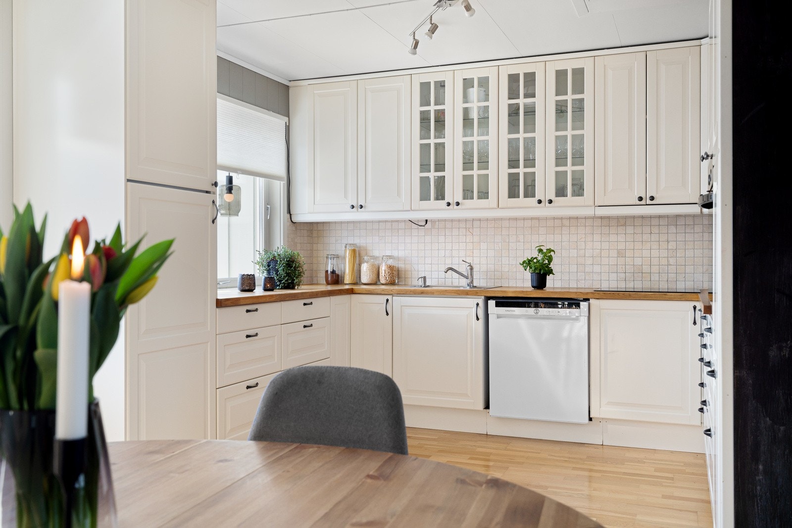 Flott kjøkken i praktisk utforming for ekstra god skap- og benkeplass Galleribilde