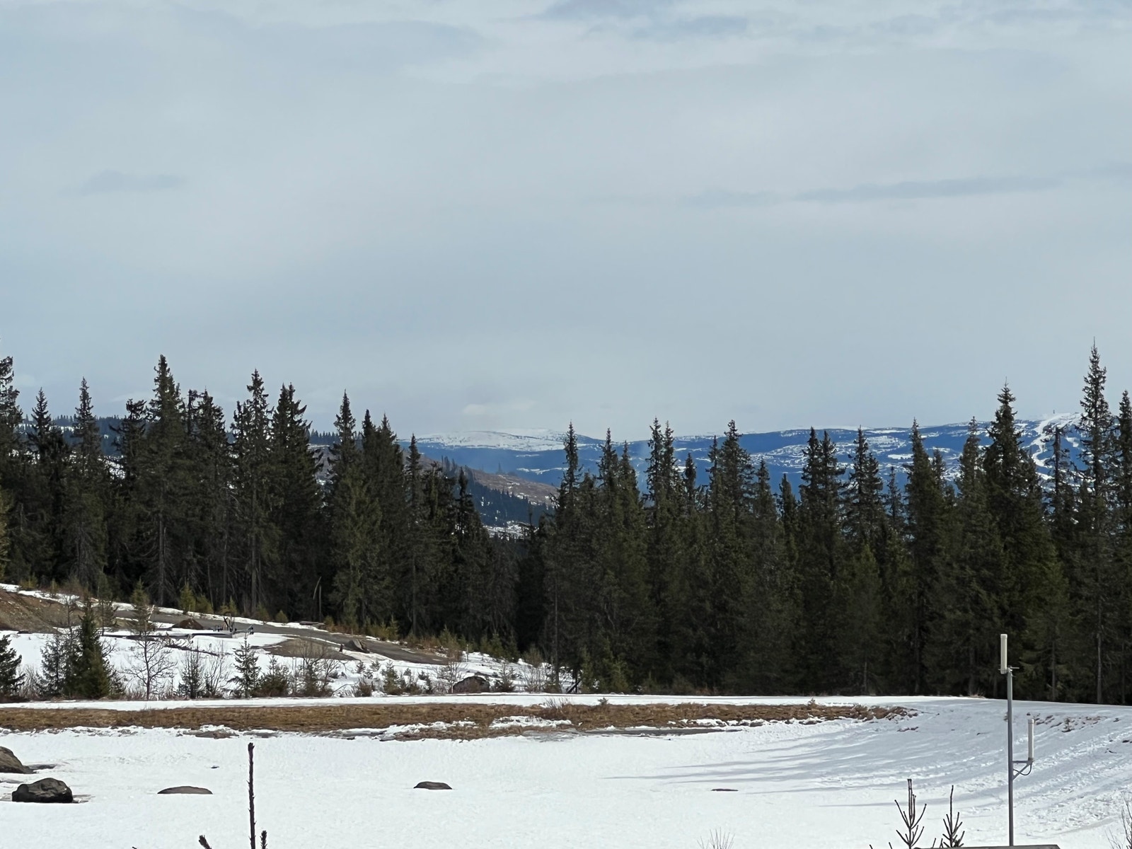 Hyttetomta ligger veldig flott til på oversiden av Sørskeitjernet og med utsikt helt til Hafjell. Galleribilde