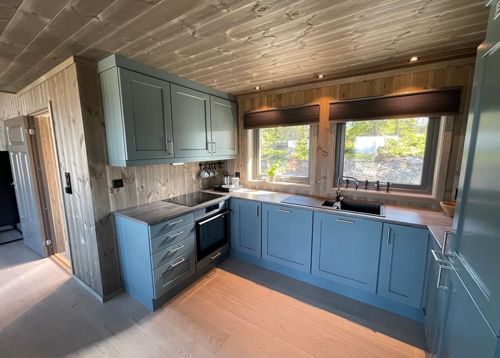 Veldig flott kjøkken leveres fra Bakkens Treprodukter i heltre utførelse, benkeplate i laminat og hvitevarer fra Gorenje. Dette bildet er fra en kundetilpasset modell med kjøkken i blått. Galleribilde