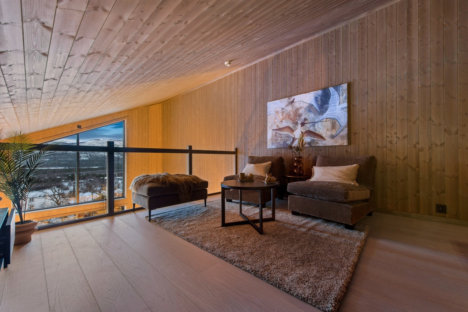 Den skrå takhøyden utnyttet i form av en flott stor hems med loftstue og et ekstra soverom. Galleribilde
