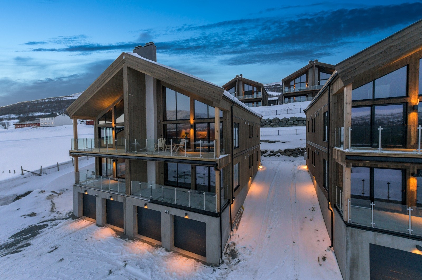 Stølen ligger fire kilometer nord for Oppdal sentrum. Her er det oppført 12 lekre og moderne fritidsleiligheter med fokus på utsikt, tilgjengelighet og praktisk komfort. Galleribilde