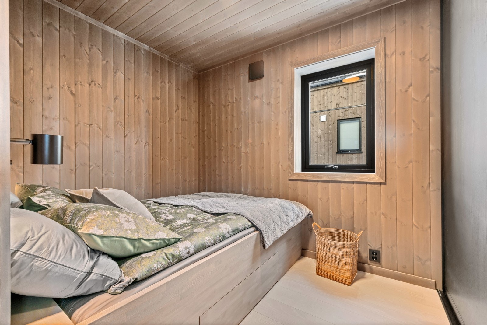 Leiligheten har totalt fire soverom. Hovedsoverom med plassbygd dobbeltseng 160 cm seng med skuffe under for oppbevaring og skyvedørsgarderobe. Galleribilde