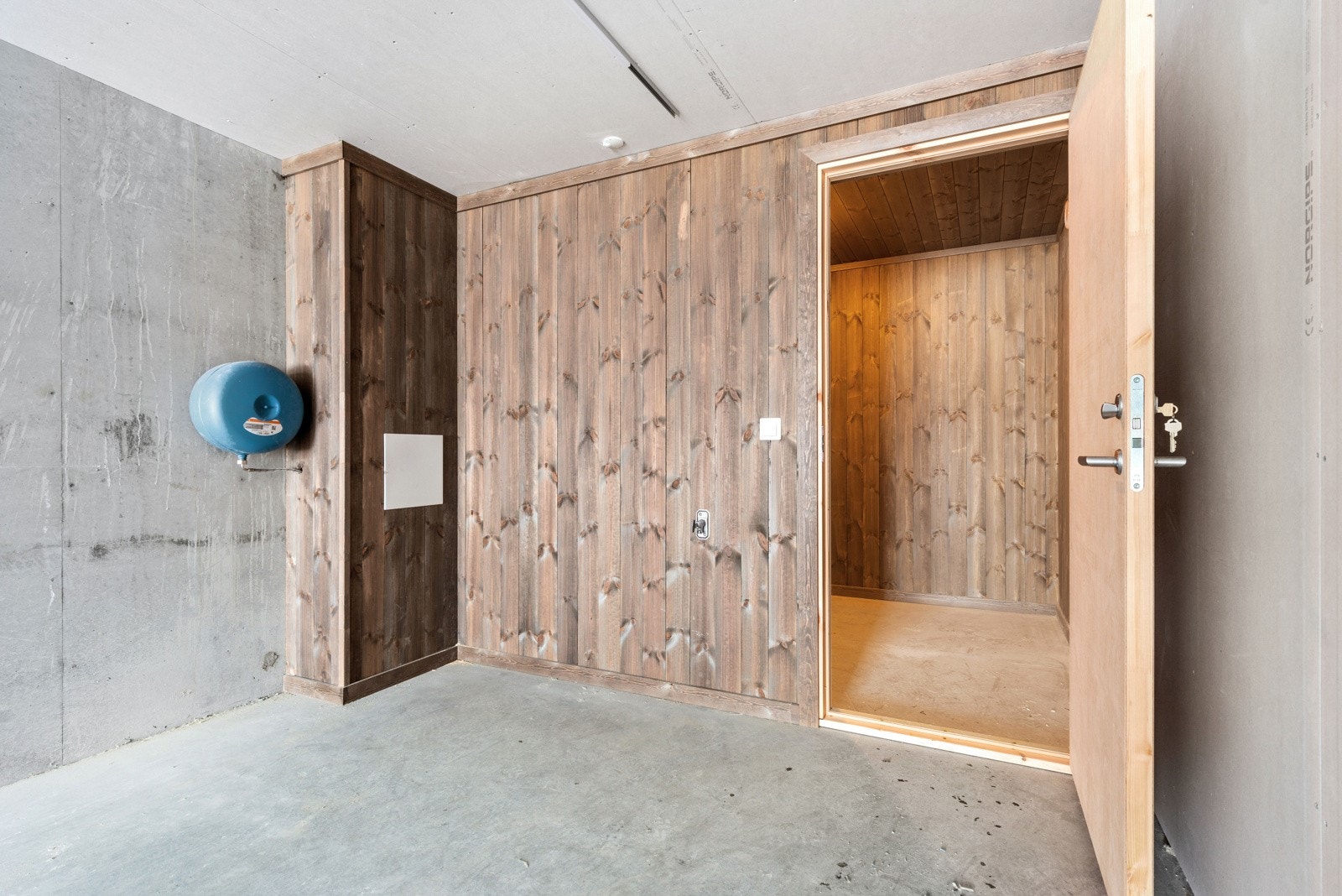 I tillegg har man en bod i bakkant av garasjen med god lagringsplass. Galleribilde