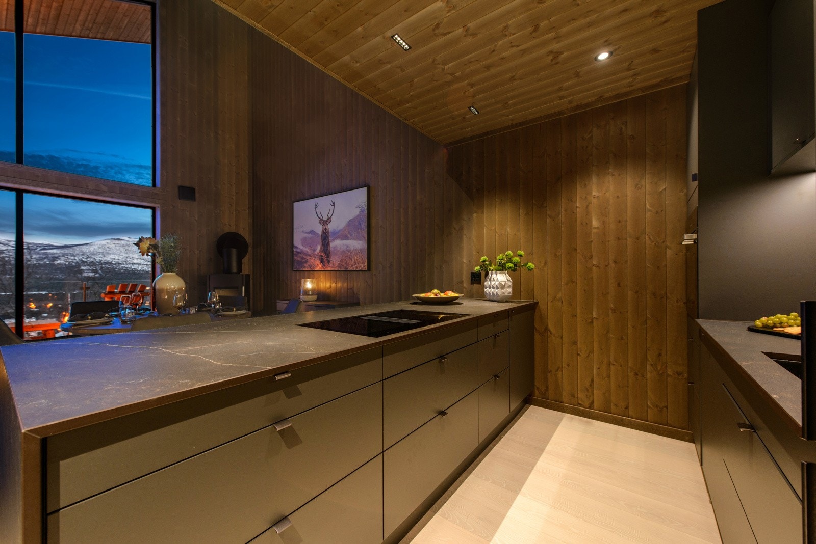 Kjøkkeninnredningen er fra kvalitetsleverandøren Sigdal og har Dekton benkeplate. Galleribilde