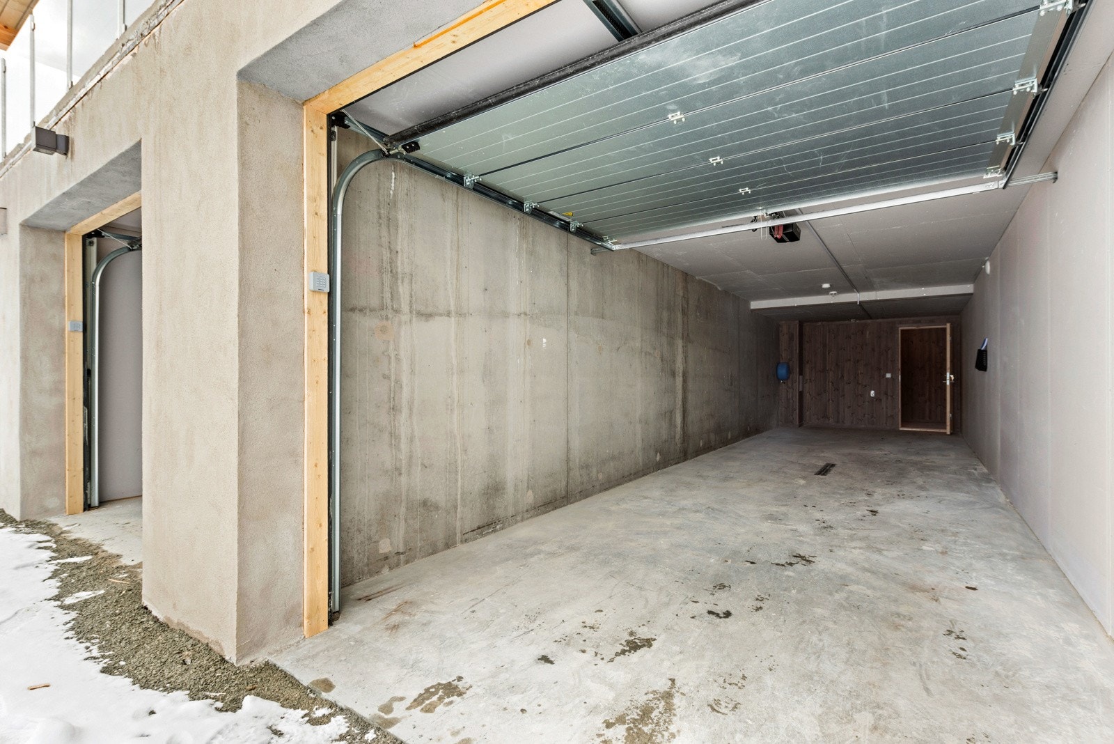 Det medfølger 2 parkeringsplasser pr leilighet i egen garasje i kjeller. Galleribilde