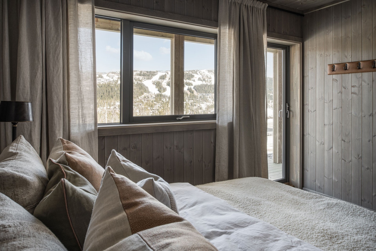Bilde fra visningshytte (hytte nr. 10). Planløsningen er ikke den samme, men det totale arealet og stue/kjøkken + hems er lik. Galleribilde