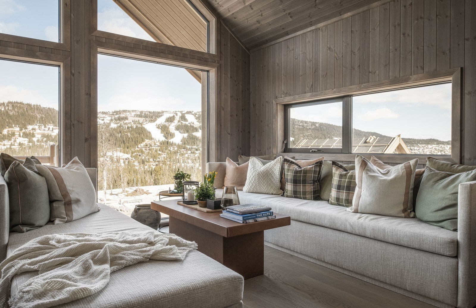 Bilde fra visningshytte (hytte nr. 10). Planløsningen er ikke den samme, men det totale arealet og stue/kjøkken + hems er lik. Galleribilde